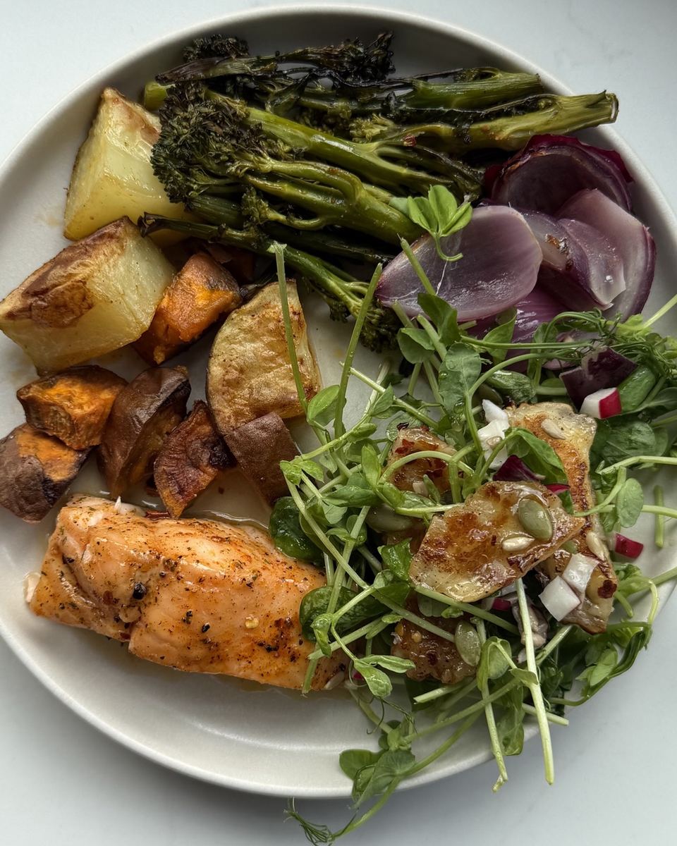 Salmon with roasted potatoes, broccoli and a halloumi salad